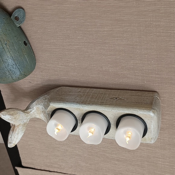 Two whale candle holders, perfect for a nautical theme - Picture 3 of 3